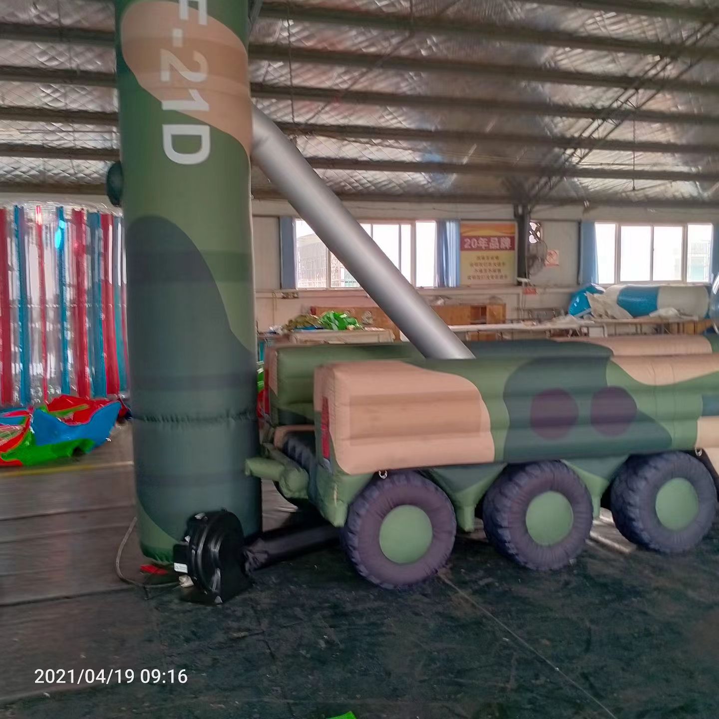 柳城军事演习中的充气目标车辆：模拟发射车雷达车坦克飞机